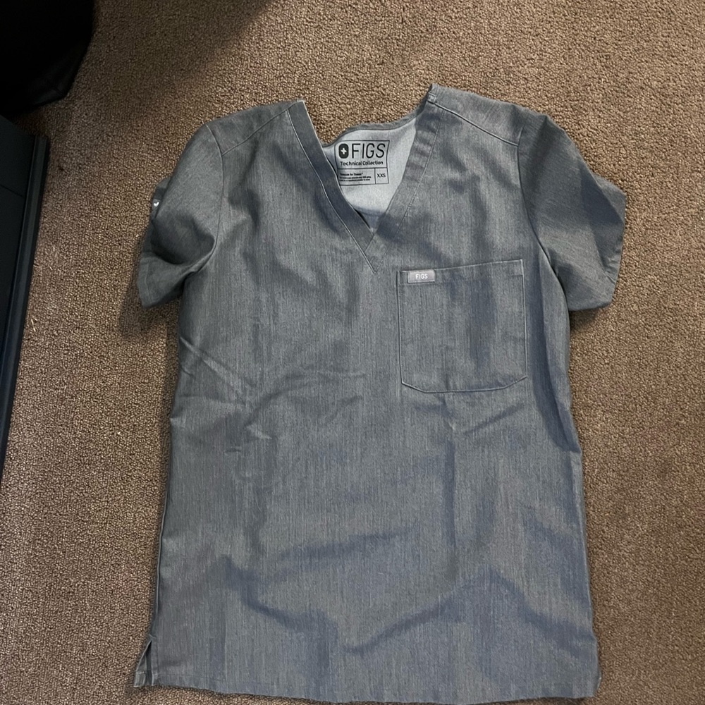 FIGS Women's Catarina One-Pocket Scrub Top Graphite